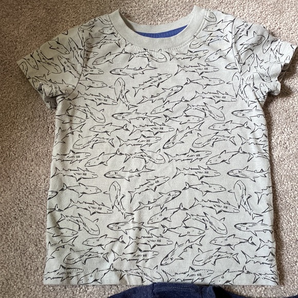 Toddler Boys 18 month t-shirts; marvel & sharks - Picture 4 of 6